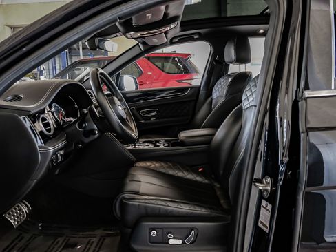 Used 2017 Bentley Bentayga image 2