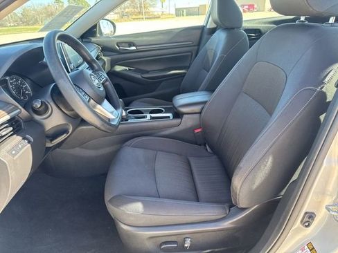 Used 2024 Nissan Altima 2.5 SV FWD image 2