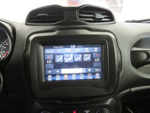Used 2018 Jeep Renegade Latitude FWD image 21