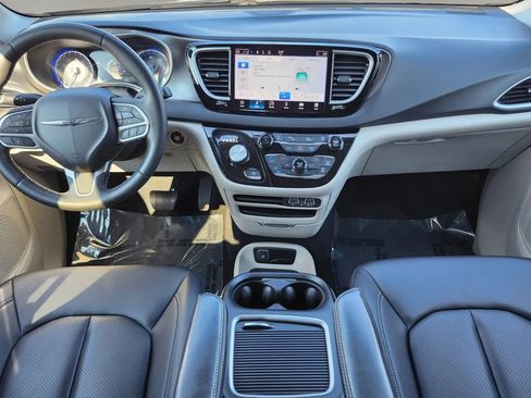 Used 2024 Chrysler Pacifica Touring-L FWD image 12