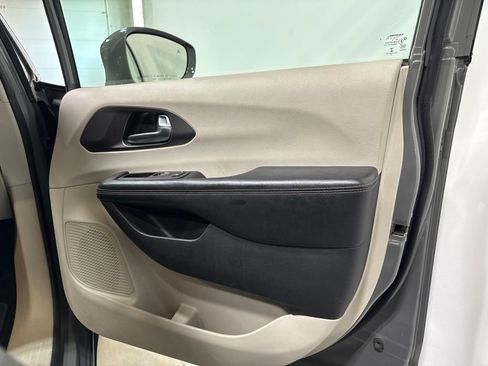 Used 2020 Chrysler Pacifica Touring-L Plus FWD image 34