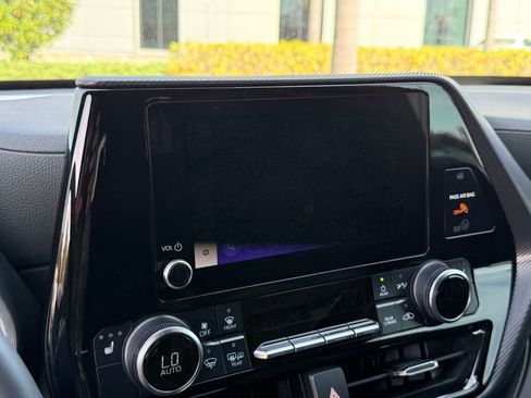 Used 2024 Toyota Highlander LE image 6