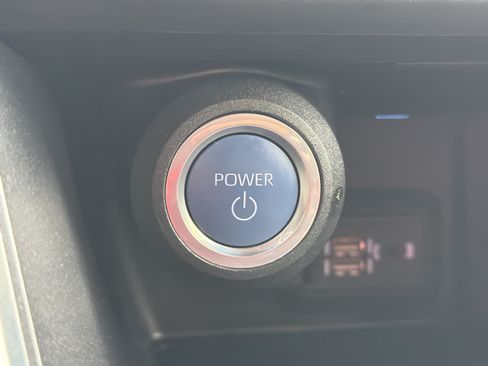 Used 2022 Toyota Venza LE AWD/4WD image 9