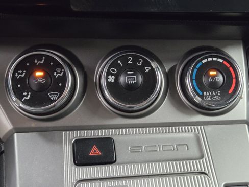 Used 2015 Scion xB FWD image 18