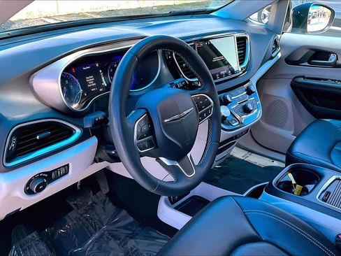 Used 2023 Chrysler Pacifica Touring-L image 18