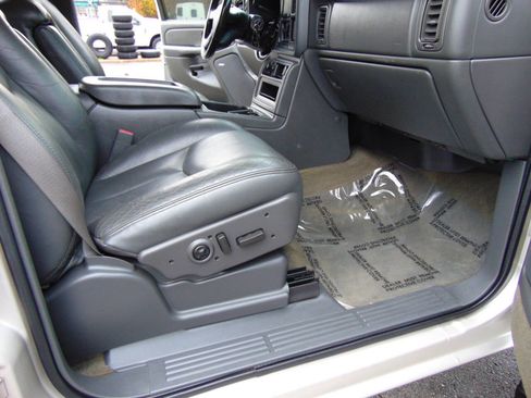 Used 2004 Chevrolet Silverado 2500 LT w/ Heavy-Duty Power Package image 12