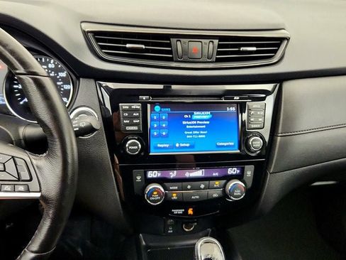 Used 2017 Nissan Rogue SV w/ SV Premium Package AWD/4WD image 16