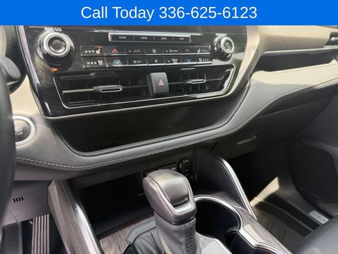 Used 2021 Toyota Highlander Limited FWD image 23