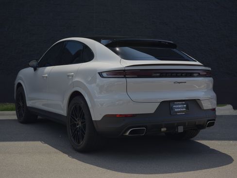 Used 2025 Porsche Cayenne Coupe AWD/4WD image 3