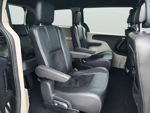 Used 2018 Dodge Grand Caravan SXT image 15