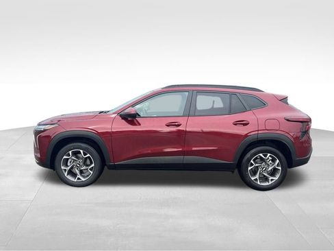 Certified 2025 Chevrolet Trax LT w/ LT Convenience Package FWD image 9
