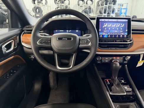 Certified 2025 Jeep Compass Limited w/ Elite Group AWD/4WD image 8