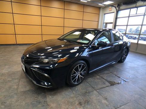 Used 2021 Toyota Camry SE image 3