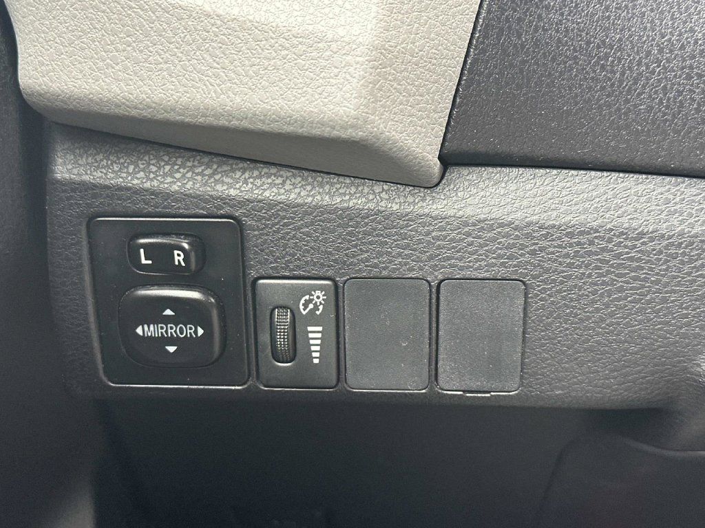 Used 2015 Toyota Corolla LE FWD image 26