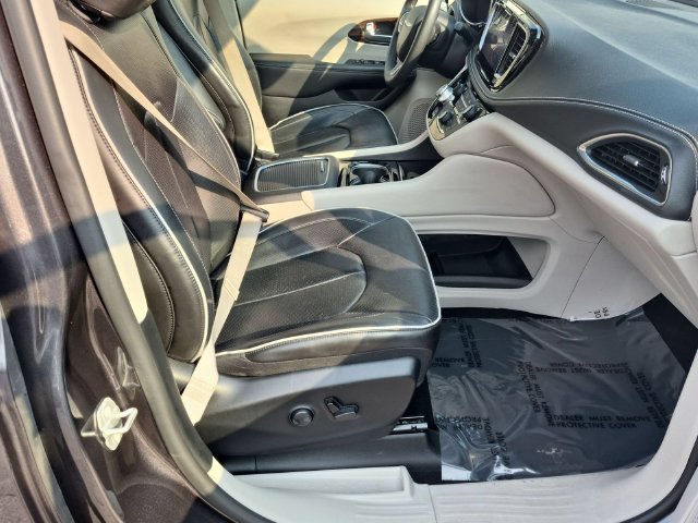 Used 2023 Chrysler Pacifica Limited FWD image 31