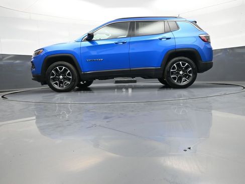 Used 2022 Jeep Compass Latitude w/ Sun and Sound Group AWD/4WD image 32