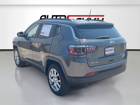Used 2023 Jeep Compass Latitude image 5
