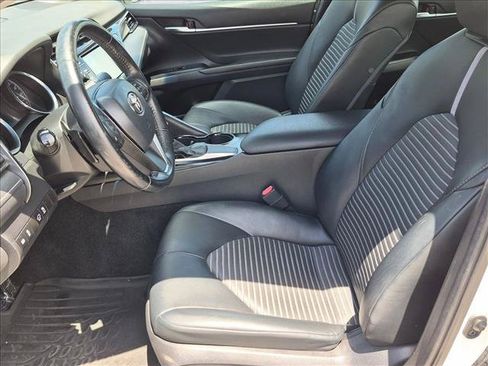 Used 2020 Toyota Camry SE w/ Blackout Package FWD image 15