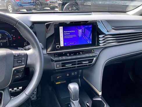 Used 2025 Toyota Camry SE image 6