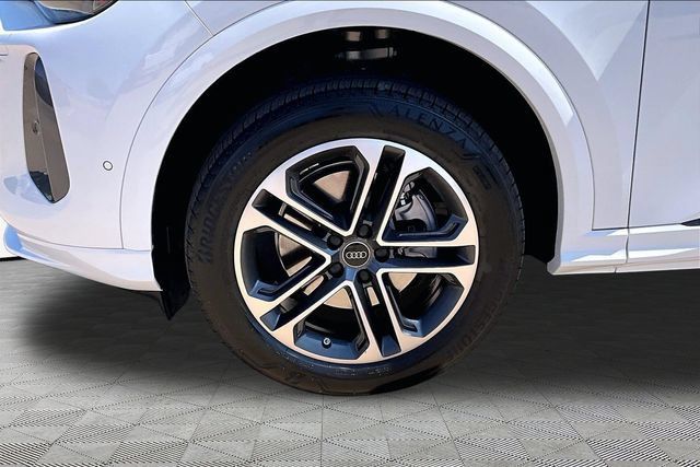 Used 2025 Audi Q5 Premium w/ Convenience Package AWD/4WD image 8