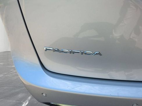 Used 2024 Chrysler Pacifica Touring-L FWD image 10
