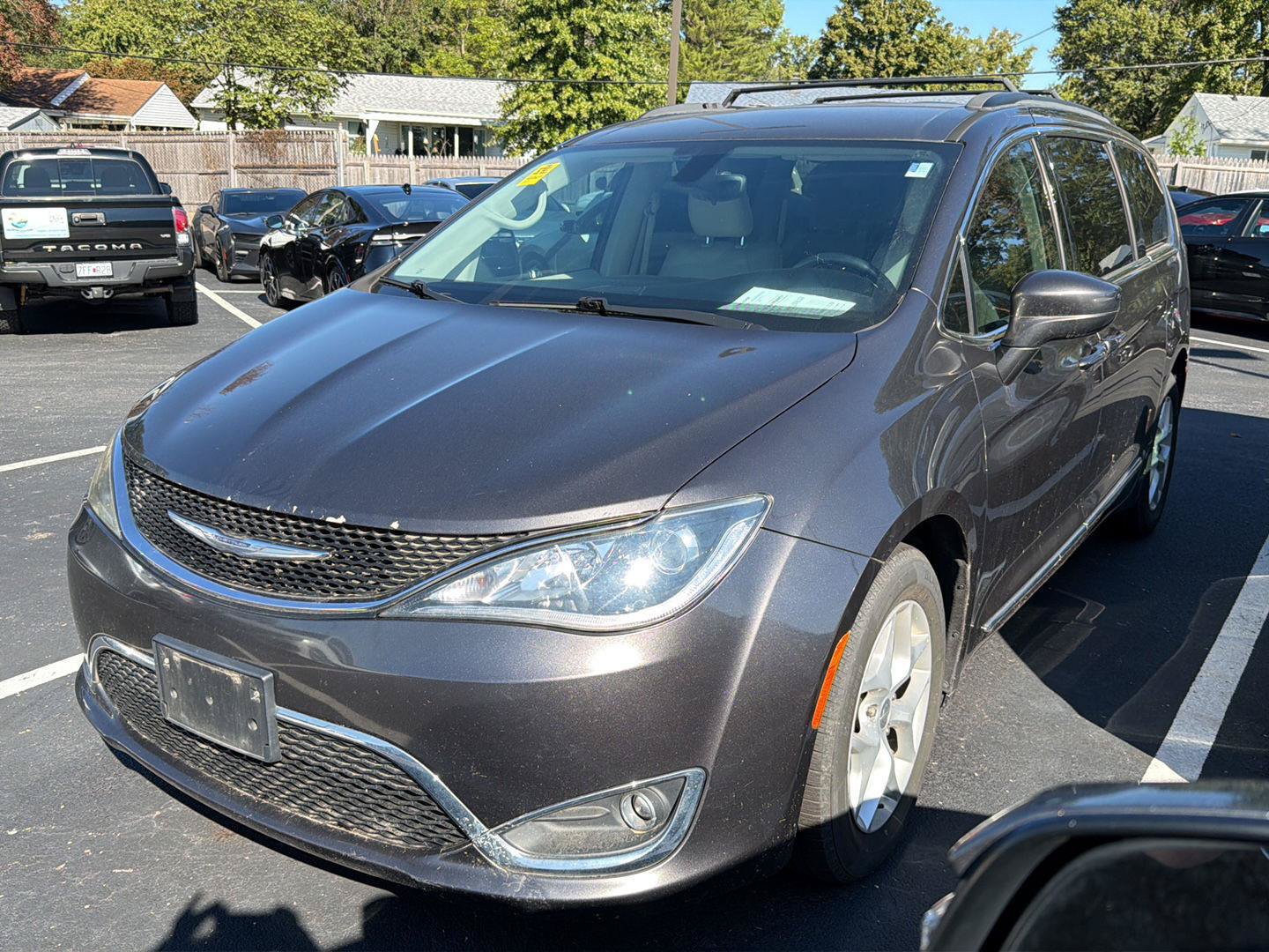 Used 2017 Chrysler Pacifica Touring-L w/ Tire & Wheel Group FWD image 2