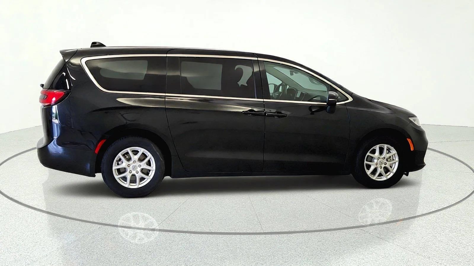 Used 2023 Chrysler Pacifica Touring-L FWD image 6