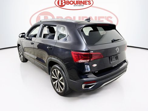 Used 2023 Volkswagen Taos SE w/ Panoramic Sunroof Package FWD image 9