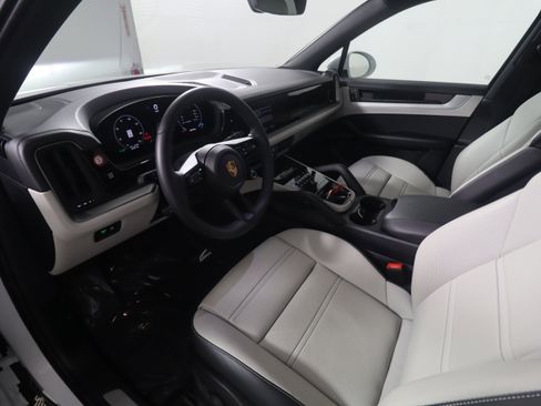 Used 2025 Porsche Cayenne image 4