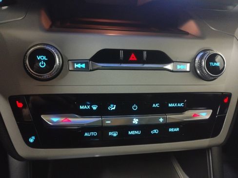 Used 2024 Ford Explorer XLT w/ Equipment Group 202A image 10