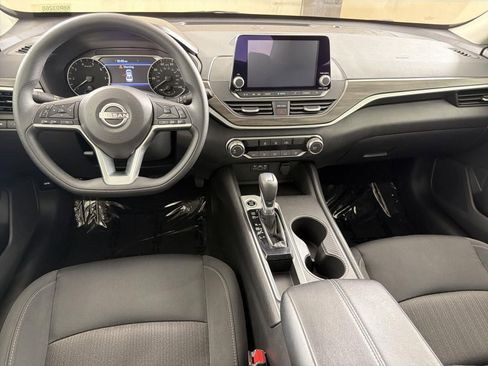 Used 2025 Nissan Altima 2.5 SV image 9