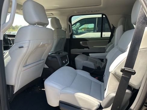 Used 2025 Ford Expedition Platinum image 18