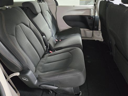 Used 2019 Chrysler Pacifica Touring Plus w/ Tire & Wheel Group FWD image 17
