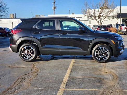 Used 2024 Chevrolet TrailBlazer LT w/ Convenience Package image 3