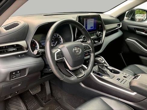 Certified 2024 Toyota Highlander XLE AWD/4WD image 17