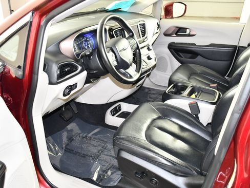 Used 2019 Chrysler Pacifica Touring-L FWD image 2