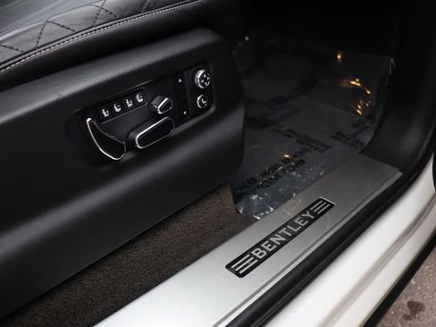 Used 2017 Bentley Bentayga image 35
