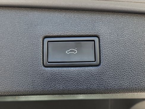 Certified 2022 Volkswagen Tiguan SE w/ Panoramic Sunroof Package image 7