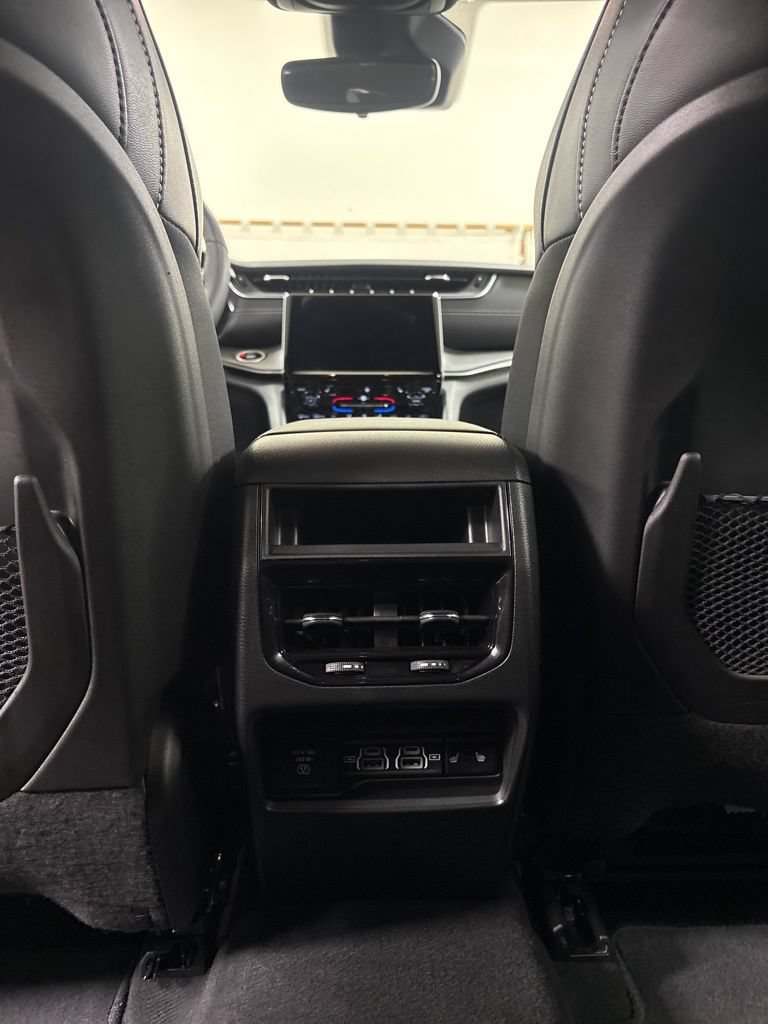 Used 2024 Jeep Grand Cherokee Limited AWD/4WD image 19
