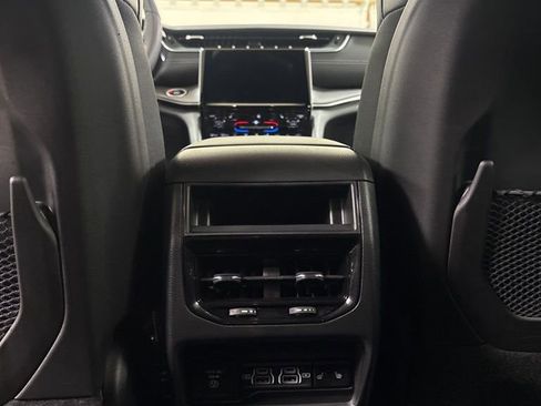 Used 2024 Jeep Grand Cherokee Limited AWD/4WD image 19