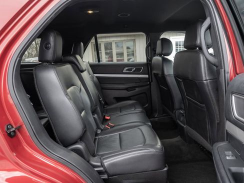 Used 2016 Ford Explorer XLT w/ Equipment Group 202A image 32