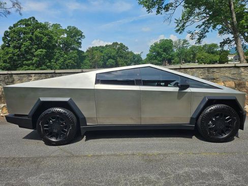 Used 2024 Tesla Cybertruck AWD Crew Cab image 10