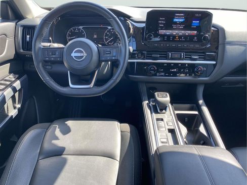 Used 2025 Nissan Pathfinder SL FWD image 9
