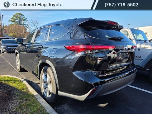 Used 2023 Toyota Highlander LE image 4