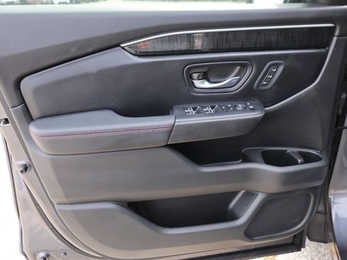 Used 2025 Honda Pilot Black Edition image 12