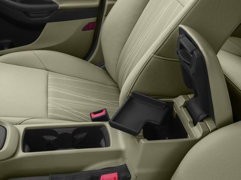 Used 2017 Ford Focus SE w/ Cold Weather Package FWD image 18