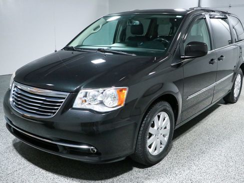 Used 2016 Chrysler Town & Country Touring FWD image 33