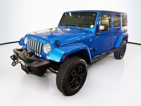 Used 2016 Jeep Wrangler Unlimited Sahara w/ Connectivity Group AWD/4WD image 3