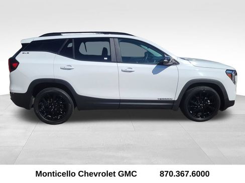 Used 2024 GMC Terrain SLE w/ Driver Convenience Package FWD image 9