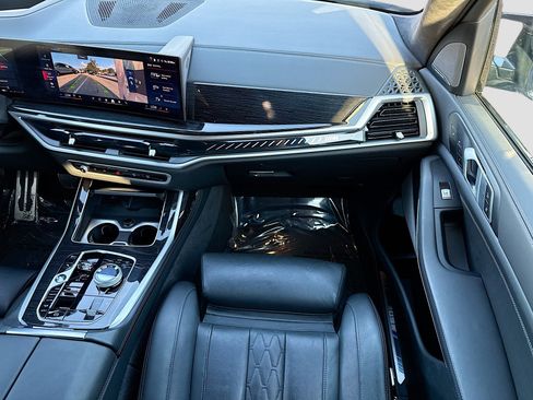 Used 2025 BMW X7 M60i image 19